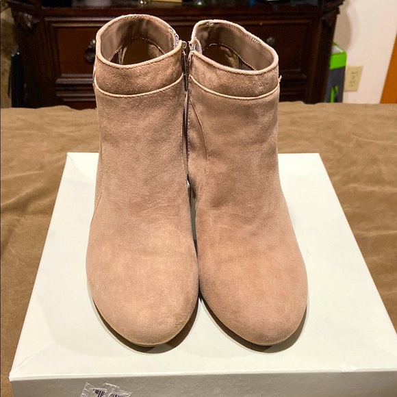 Bandolino Women's Suede Tan Ankle Boots Size 7 1/2 - Picture 2 of 5